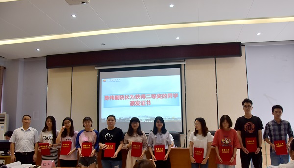 陈伟副经理为获奖同学颁奖.JPG 陈伟副经理为获奖同学颁奖.JPG
